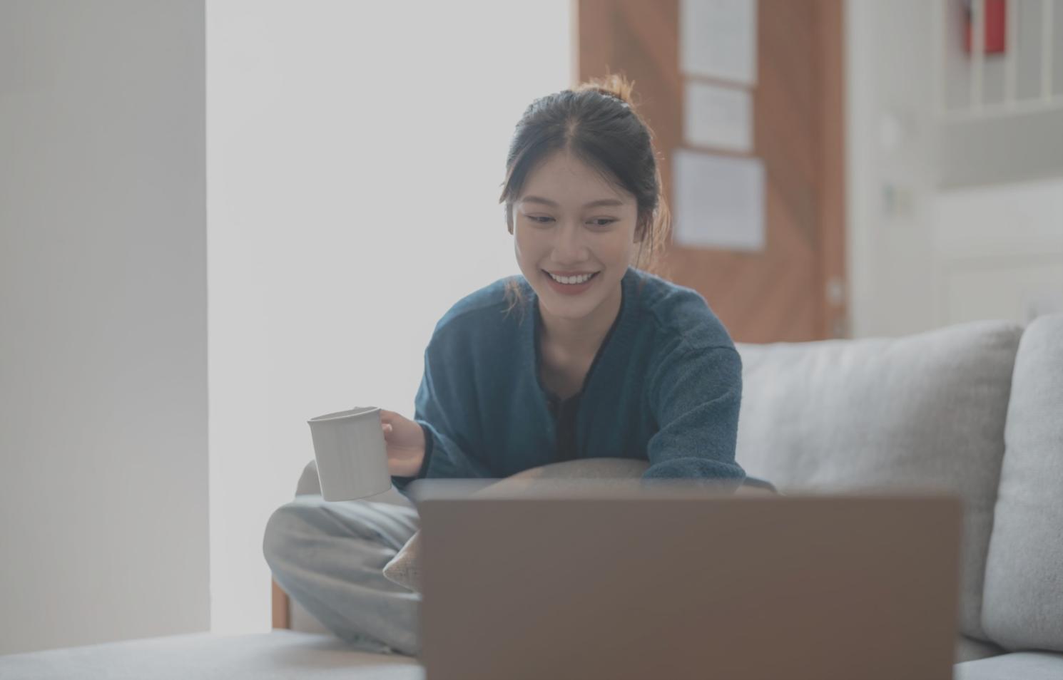 Session de formation en finances personnelles avec participants et formateur analysant des documents budgétaires